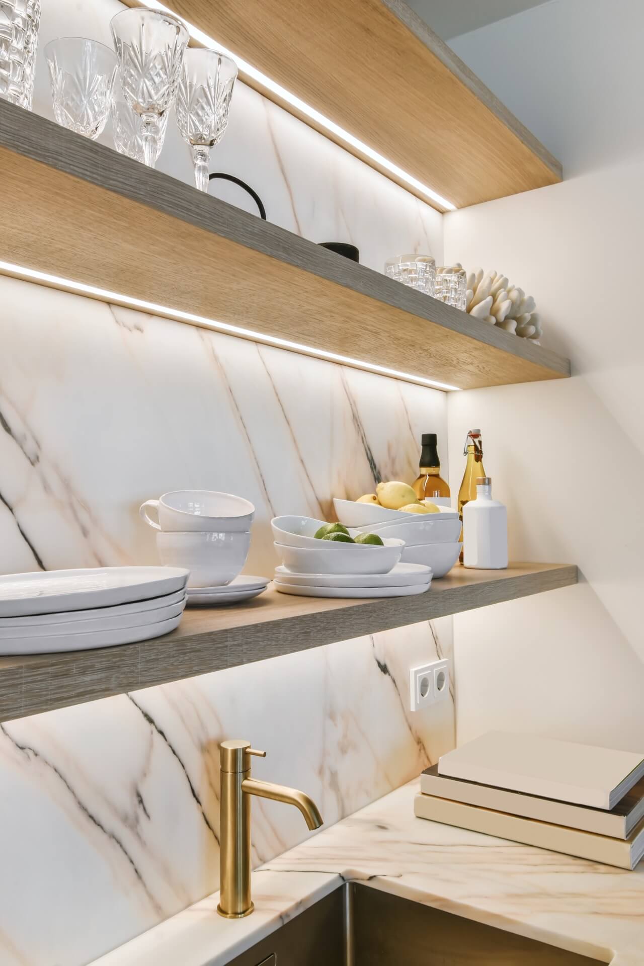 Illuminated open shelving lighting