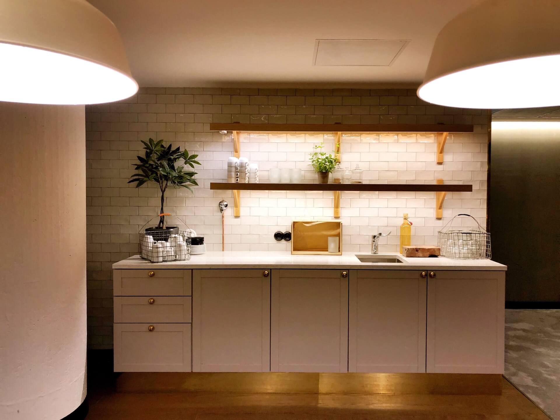 Integrated cabinet lighting design