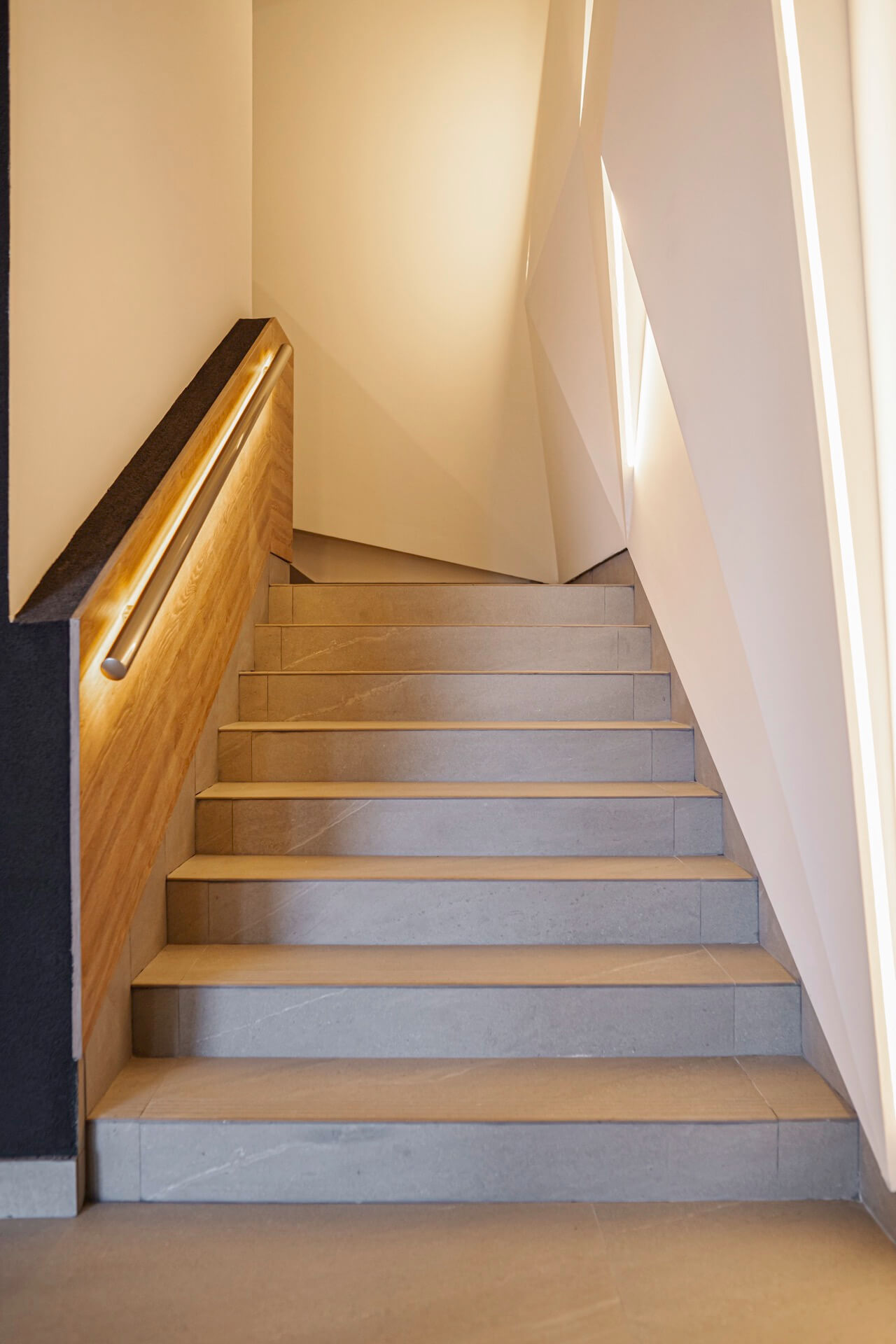 Illuminated stair handrail lighting