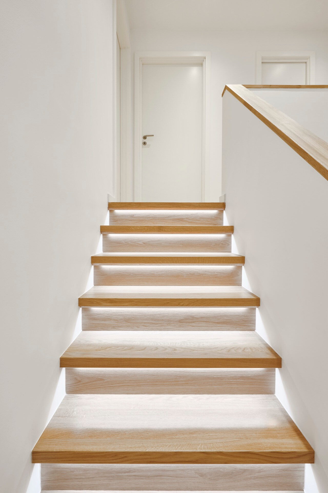 LED tread lighting wood staircase