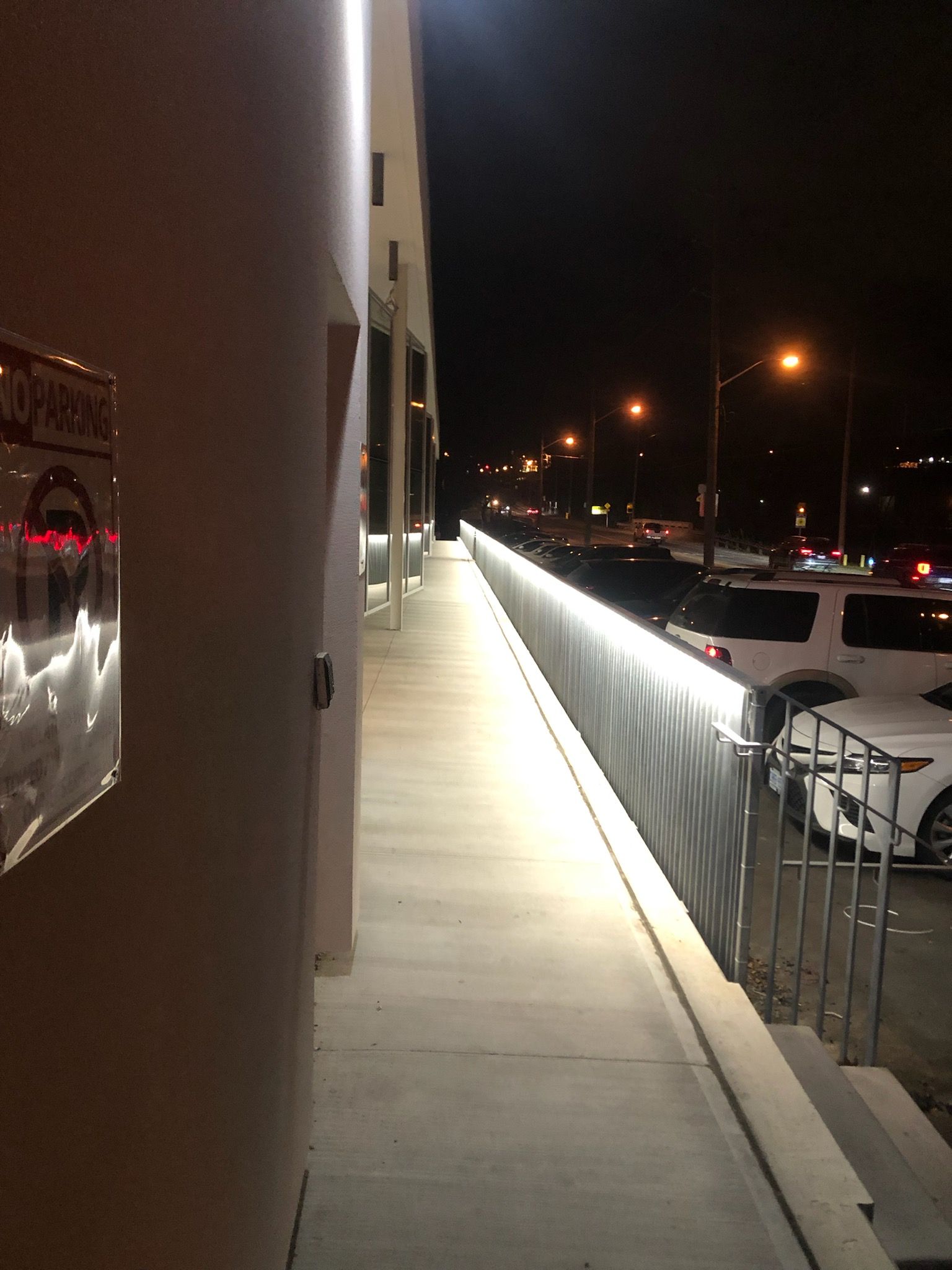 Outdoor handrail lighting